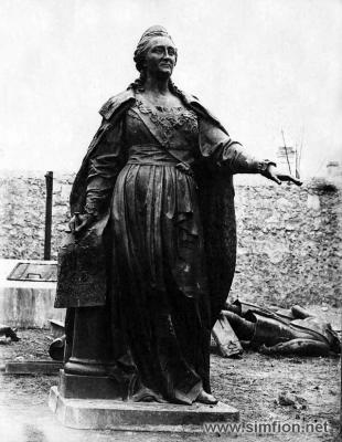Прикрепленное изображение: Статуя от пам. Екатерине II. во дворе худ. музея 1930-е Кл.jpg
